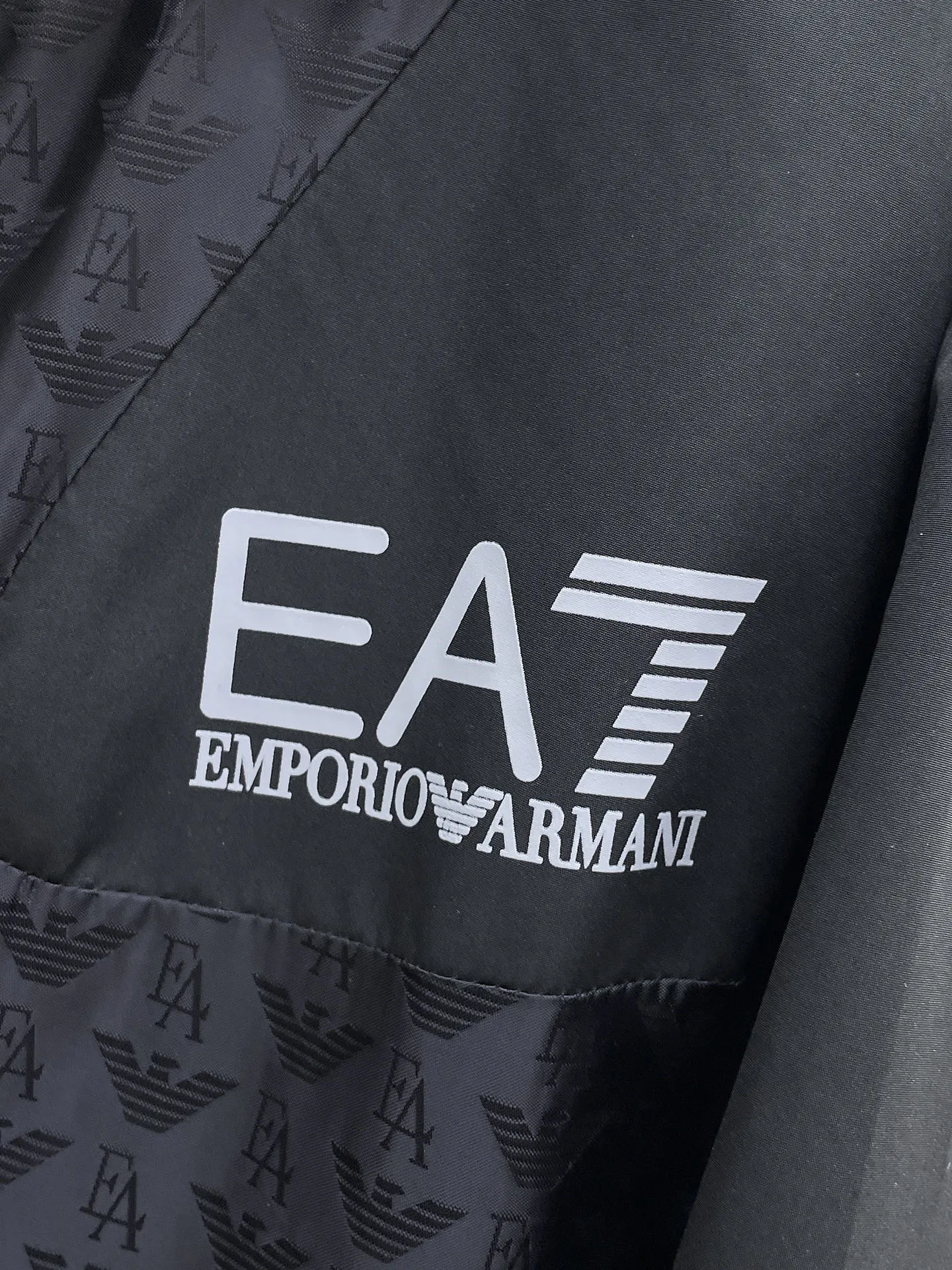 Armani official website Same Style, complete with three labels, on sale in advance! 2026 Autumn and Winter New Arrival men's jacket, Original three-label premium version! The custom-made fabric Breathable in the counter has high comfort, impeccable details, and brand element design concept, reflecting high quality. It feels delicate and soft! It presents a casual cut and the upper body shape is great! Sizes: M～3XL